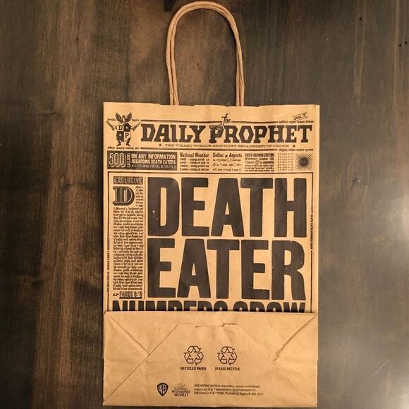 Hogwarts Library Box-Set, Gryffindor Journal, Collector’s Card, & Exclusive Bag - Picture 14 of 16